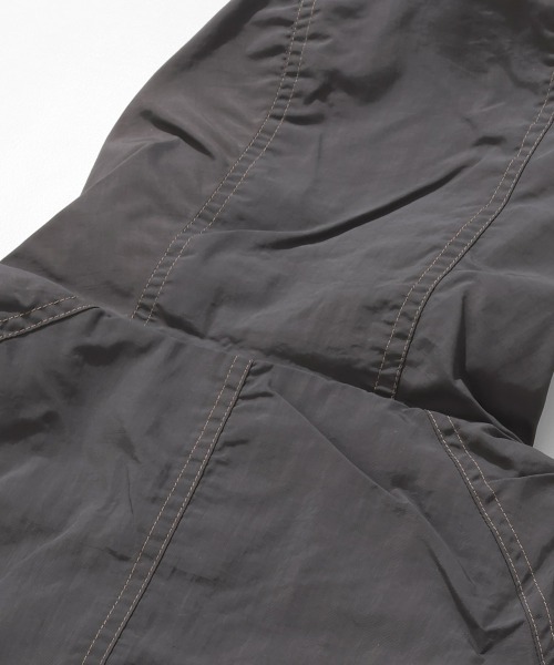 KRIFF MAYER Lady's Collection（クリフメイヤーレディースコレクション）の「【撥水/防汚】クリーネス ゆったりマウンテンパーカー / ライトアウター（オーバーサイズ・ウエストドロスト）（マウンテンパーカー・レディース・カラフル/チャコール/ナチュラル/オリーブ・LARGE/MEDIUM）」の16枚目の写真