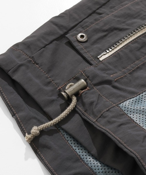 KRIFF MAYER Lady's Collection（クリフメイヤーレディースコレクション）の「【撥水/防汚】クリーネス ゆったりマウンテンパーカー / ライトアウター（オーバーサイズ・ウエストドロスト）（マウンテンパーカー・レディース・カラフル/チャコール/ナチュラル/オリーブ・LARGE/MEDIUM）」の14枚目の写真