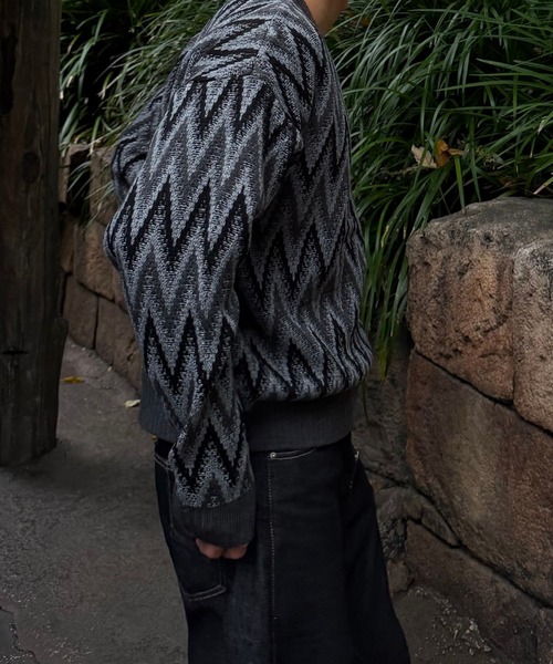 Gaphos (ガフォス)の「vネックジグザグパターンニット(ニット/セーター・メンズ・ブラック/その他・2/1)」の4枚目の写真