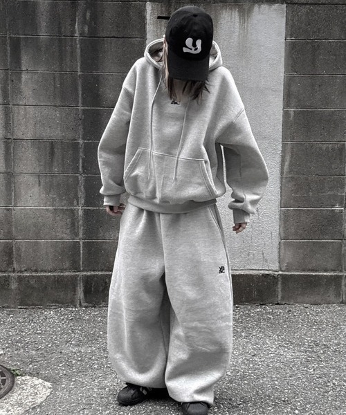 YACA（ヤーカ）の「Cropped Logo Hoodie/クロップドロゴフーディー【unisex item】（パーカー・レディース・ブラック/グレー・FREE）」の3枚目の写真