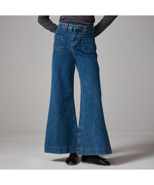 AWESOME STUDIO(オーサムスタジオ)の「ワイドブーツカットデニムパンツブルー(デニムパンツ・レディース・ブルー・SMALL/MEDIUM)」の1枚目の写真