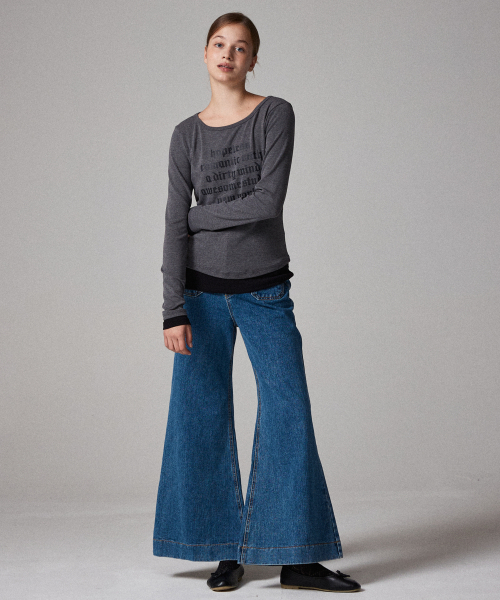 AWESOME STUDIO(オーサムスタジオ)の「ワイドブーツカットデニムパンツブルー(デニムパンツ・レディース・ブルー・SMALL/MEDIUM)」の2枚目の写真