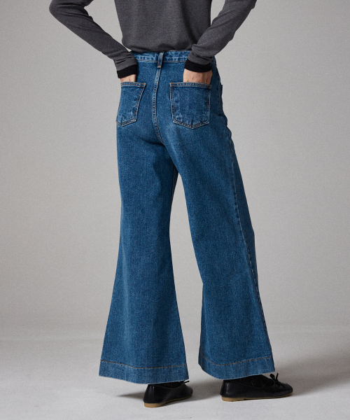 AWESOME STUDIO(オーサムスタジオ)の「ワイドブーツカットデニムパンツブルー(デニムパンツ・レディース・ブルー・SMALL/MEDIUM)」の3枚目の写真