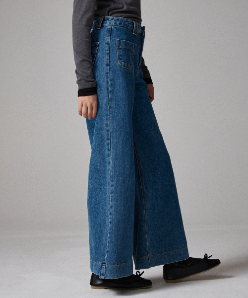 AWESOME STUDIO(オーサムスタジオ)の「ワイドブーツカットデニムパンツブルー(デニムパンツ・レディース・ブルー・SMALL/MEDIUM)」の4枚目の写真