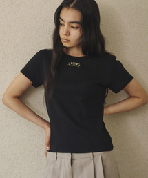 Between A and B（ビトウィーンエイアンドビー）の「ミニフラワー刺繍Tシャツ[ブラック]（Tシャツ/カットソー）」