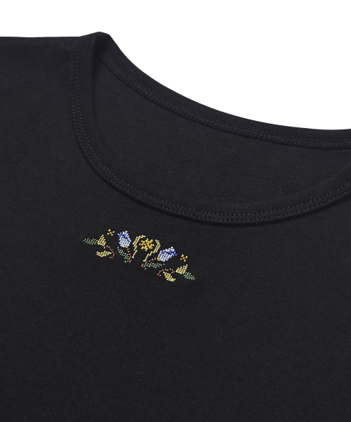 Between A and B（ビトウィーンエイアンドビー）の「ミニフラワー刺繍Tシャツ[ブラック]（Tシャツ/カットソー・レディース・ブラック・FREE）」の3枚目の写真