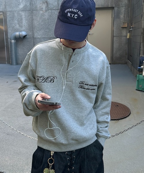 kutir（クティール）の「EMBROIDERY DESIGN HENLEY NECK SWEAT／刺繍デザインヘンリーネックスウェット（スウェット・メンズ・ブラック/その他/杢グレー/ネイビー・LARGE/MEDIUM）」の2枚目の写真