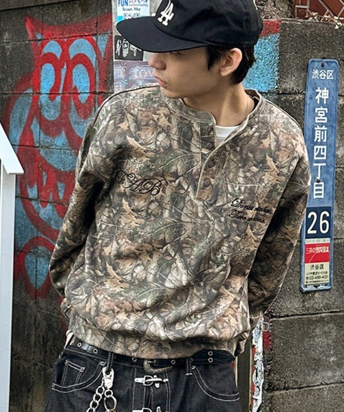 kutir（クティール）の「EMBROIDERY DESIGN HENLEY NECK SWEAT／刺繍デザインヘンリーネックスウェット（スウェット・メンズ・ブラック/その他/杢グレー/ネイビー・LARGE/MEDIUM）」の4枚目の写真