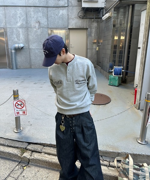 kutir（クティール）の「EMBROIDERY DESIGN HENLEY NECK SWEAT／刺繍デザインヘンリーネックスウェット（スウェット・メンズ・ブラック/その他/杢グレー/ネイビー・LARGE/MEDIUM）」の21枚目の写真