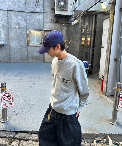 kutir（クティール）の「EMBROIDERY DESIGN HENLEY NECK SWEAT／刺繍デザインヘンリーネックスウェット（スウェット・メンズ・ブラック/その他/杢グレー/ネイビー・LARGE/MEDIUM）」の22枚目の写真