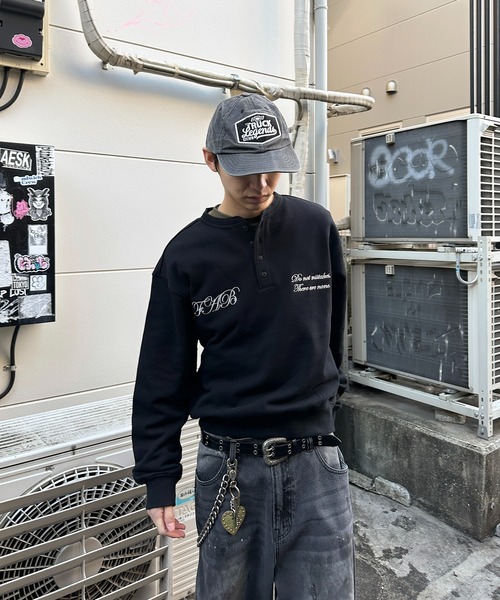 kutir（クティール）の「EMBROIDERY DESIGN HENLEY NECK SWEAT／刺繍デザインヘンリーネックスウェット（スウェット・メンズ・ブラック/その他/杢グレー/ネイビー・LARGE/MEDIUM）」の7枚目の写真