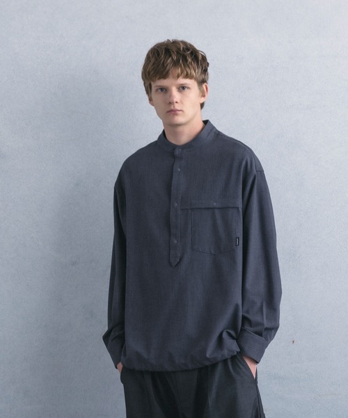 +phenix（プラスフェニックス）の「【WEB・直営店限定】+phenix(プラスフェニックス)PULLOVER BAND COLLAR SHIRT プルオーバーバンドカラーシャツ（シャツ/ブラウス・メンズ・チャコール/ブラック/ライトグレー・M/XL/L）」の3枚目の写真