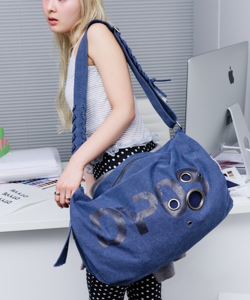 DTYYPE(ドタイプ)の「ロゴプリントアイレットボストンバッグ(ボストンバッグ・レディース・ブルー/チャコールグレー/レッド/ホワイト・FREE)」の3枚目の写真