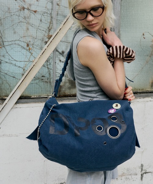 DTYYPE(ドタイプ)の「ロゴプリントアイレットボストンバッグ(ボストンバッグ・レディース・ブルー/チャコールグレー/レッド/ホワイト・FREE)」の5枚目の写真