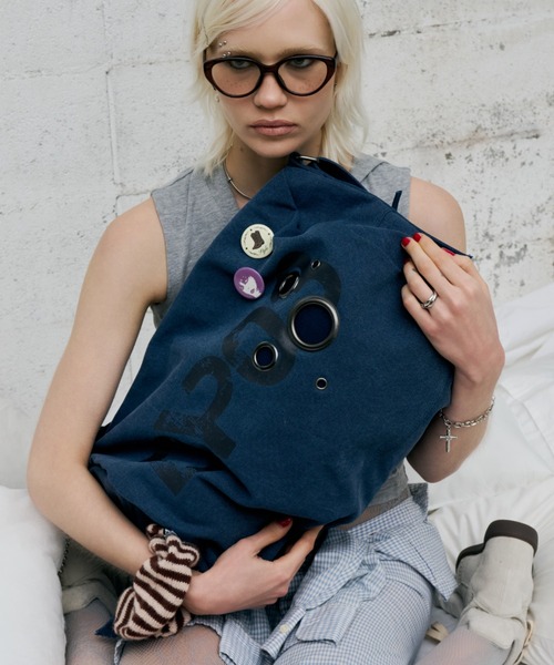 DTYYPE(ドタイプ)の「ロゴプリントアイレットボストンバッグ(ボストンバッグ・レディース・ブルー/チャコールグレー/レッド/ホワイト・FREE)」の6枚目の写真