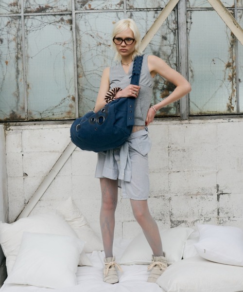 DTYYPE(ドタイプ)の「ロゴプリントアイレットボストンバッグ(ボストンバッグ・レディース・ブルー/チャコールグレー/レッド/ホワイト・FREE)」の7枚目の写真