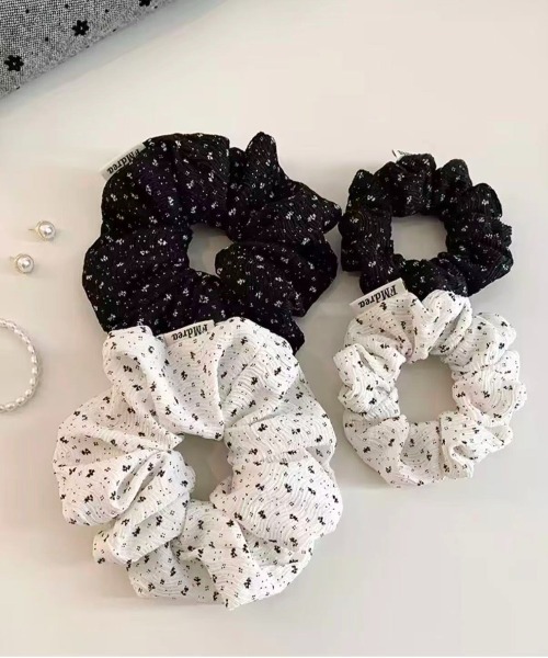 Port（ポート）の「【 Port / ポート 】 小花柄 ボリューム シュシュ #_（シュシュ・レディース・ホワイト/ブラック・FREE）」の2枚目の写真