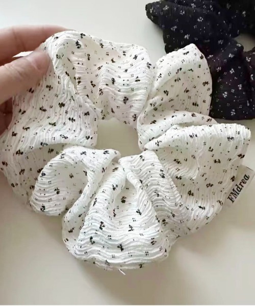 Port（ポート）の「【 Port / ポート 】 小花柄 ボリューム シュシュ #_（シュシュ・レディース・ホワイト/ブラック・FREE）」の4枚目の写真