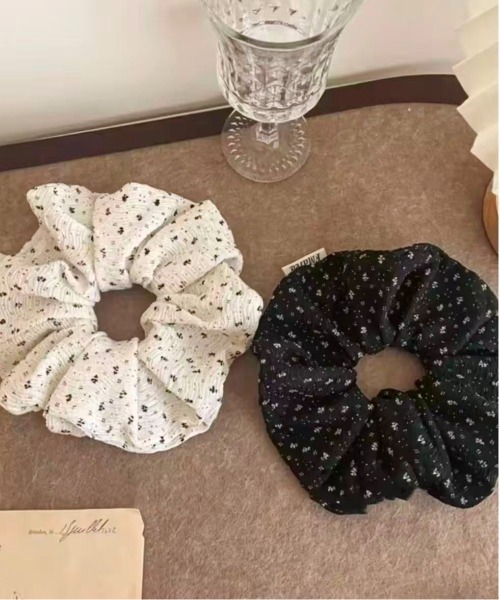 Port（ポート）の「【 Port / ポート 】 小花柄 ボリューム シュシュ #_（シュシュ・レディース・ホワイト/ブラック・FREE）」の6枚目の写真