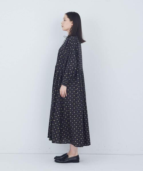 ADIEU TRISTESSE(アデュートリステス)の「【6月ベストセラーブランド内4位】kazumiさんコラボ リバティプリントワンピース(ワンピース・レディース・ブルー系その他/ブラック系その他・40/38)」の18枚目の写真
