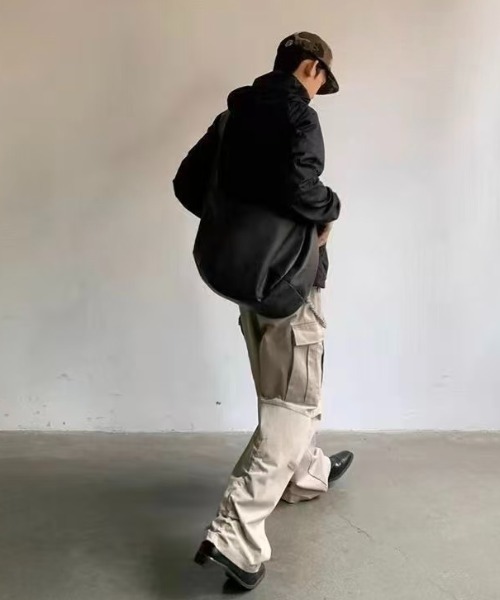 FreeZone(フリーゾーン)の「フェイクレザー ビッグショルダーバッグ(ショルダーバッグ・メンズ・ブラウン/ブラック・F)」の9枚目の写真
