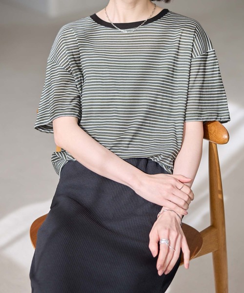 Viola e Viola(ヴィオラエヴィオラ)の「程よい透け感シアーTシャツ(Tシャツ/カットソー・レディース・オフホワイト/ブラック/ブラック系1/ベージュ系その他/レッド系その他・LL/L/M)」の3枚目の写真