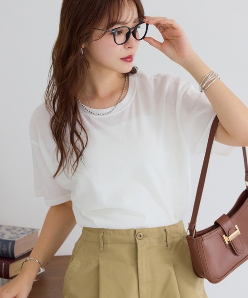 Viola e Viola(ヴィオラエヴィオラ)の「程よい透け感シアーTシャツ(Tシャツ/カットソー・レディース・オフホワイト/ブラック/ブラック系1/ベージュ系その他/レッド系その他・LL/L/M)」の1枚目の写真