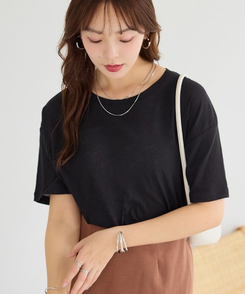 Viola e Viola(ヴィオラエヴィオラ)の「程よい透け感シアーTシャツ(Tシャツ/カットソー・レディース・オフホワイト/ブラック/ブラック系1/ベージュ系その他/レッド系その他・LL/L/M)」の2枚目の写真