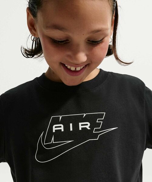 NIKE（ナイキ）の「ナイキ スポーツウェア ジュニア Tシャツ / Nike Sportswear Big Kids' T-Shirt II0287-010 Black（Tシャツ/カットソー・キッズ・ブラック・160/150/130/140）」の2枚目の写真