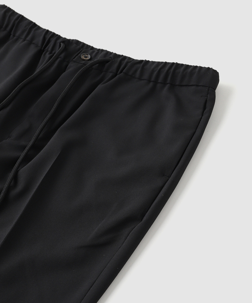 EDIFICE(エディフィス)の「MARKAWARE(マーカウェア) FLAT TAPERED EASY TROUSERS(スラックス・メンズ・ブラック・3/2)」の3枚目の写真