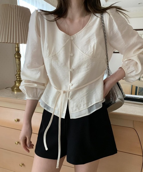 FAVORITO(ファヴォリート)の「リボンパフスリーブシングルブレストVネックシャツ(シャツ/ブラウス・レディース・ベージュ/グレー・F)」の1枚目の写真