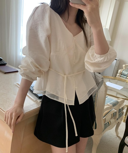 FAVORITO(ファヴォリート)の「リボンパフスリーブシングルブレストVネックシャツ(シャツ/ブラウス・レディース・ベージュ/グレー・F)」の9枚目の写真
