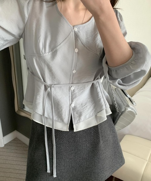 FAVORITO(ファヴォリート)の「リボンパフスリーブシングルブレストVネックシャツ(シャツ/ブラウス・レディース・ベージュ/グレー・F)」の4枚目の写真