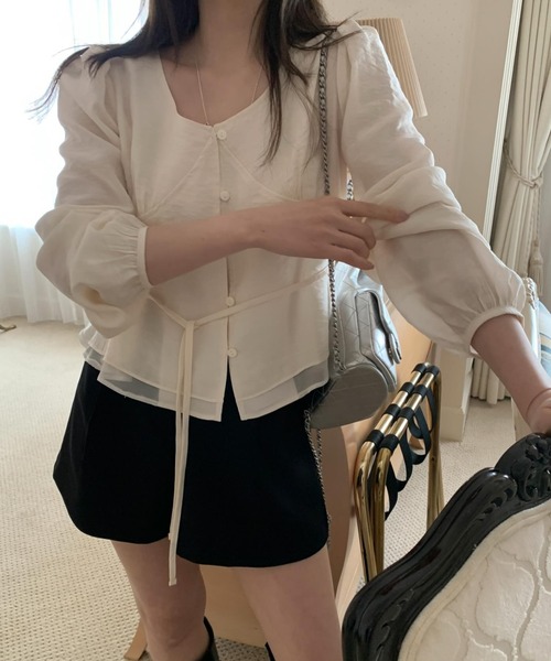 FAVORITO(ファヴォリート)の「リボンパフスリーブシングルブレストVネックシャツ(シャツ/ブラウス・レディース・ベージュ/グレー・F)」の10枚目の写真