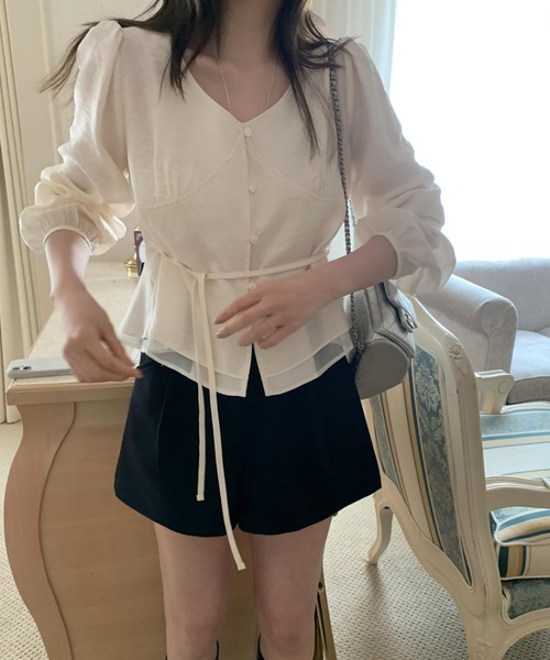 FAVORITO(ファヴォリート)の「リボンパフスリーブシングルブレストVネックシャツ(シャツ/ブラウス・レディース・ベージュ/グレー・F)」の11枚目の写真