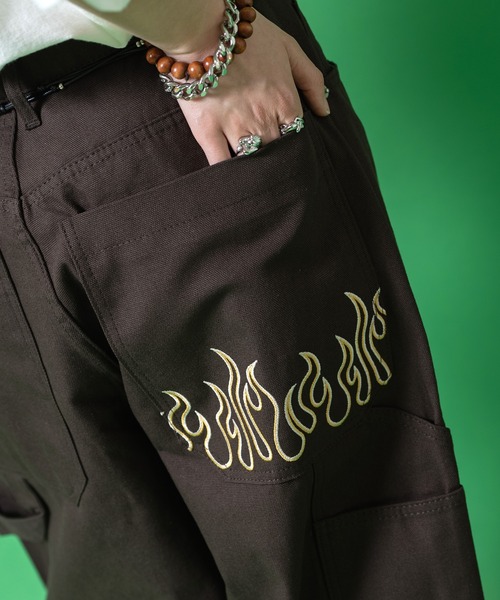 a.p.o.v.（エーピーオービー）の「a.p.o.v. バックアシンメトリーフレイム刺繍コットンスーパーワイドダブルニーペインターパンツ（チノパンツ・メンズ・ブラウン/ブラック・ONESIZE）」の2枚目の写真