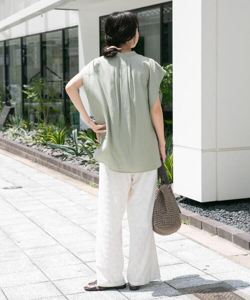 ITEMS URBANRESEARCH(アイテムズ アーバンリサーチ)の「リネン混タックフレンチスリーブシャツ(シャツ/ブラウス・レディース・ブラック/ホワイト/ライトブルー/カーキ・FREE)」の5枚目の写真