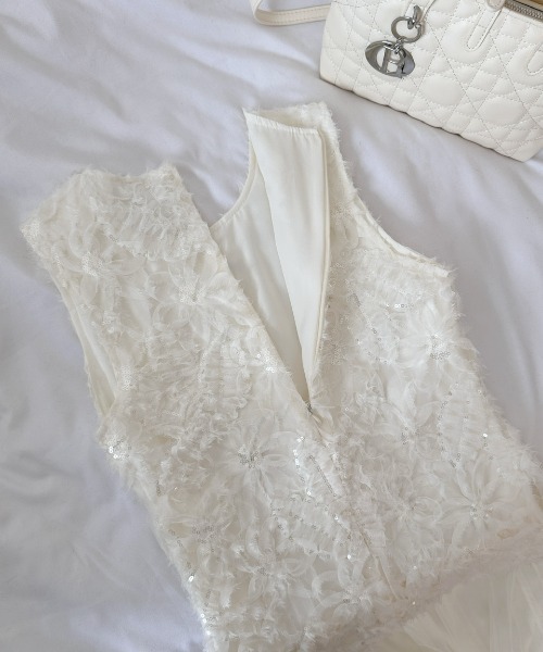 AMAJI(アマジ)の「フラワーレース 切替チュールワンピース(ノースリーブ)(ワンピース・レディース・ベージュ・LARGE/MEDIUM)」の6枚目の写真