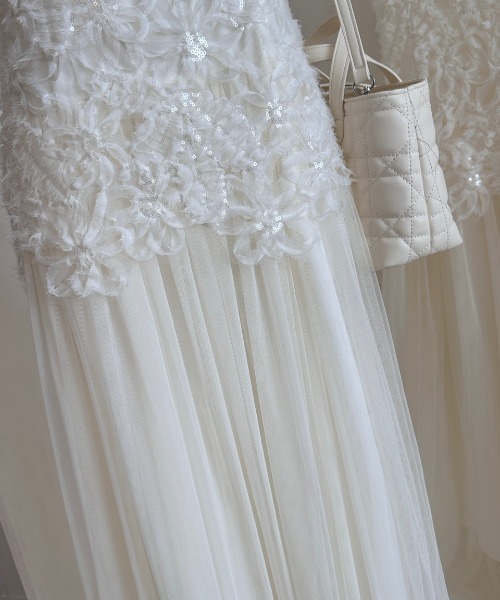 AMAJI(アマジ)の「フラワーレース 切替チュールワンピース(ノースリーブ)(ワンピース・レディース・ベージュ・LARGE/MEDIUM)」の4枚目の写真