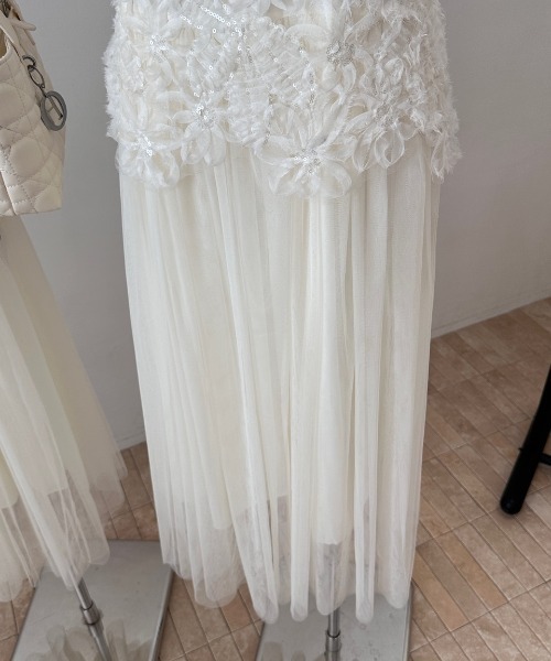 AMAJI(アマジ)の「フラワーレース 切替チュールワンピース(ノースリーブ)(ワンピース・レディース・ベージュ・LARGE/MEDIUM)」の5枚目の写真