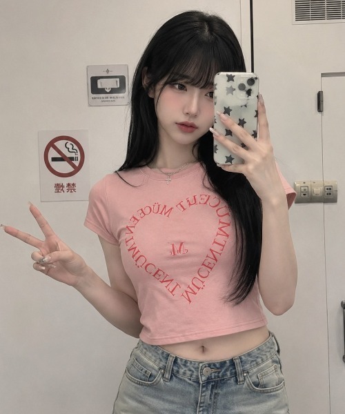 MUCENT(ムセント)の「A'GEM/9 × .kom 『MUCENT/ムセント』 HEART LETTERING HALF TEE/ハートレタリング半袖Tシャツ(Tシャツ/カットソー・レディース・ピンク/ブラック×ホワイト/ライトブルー/ブラック×レッド・S)」の4枚目の写真