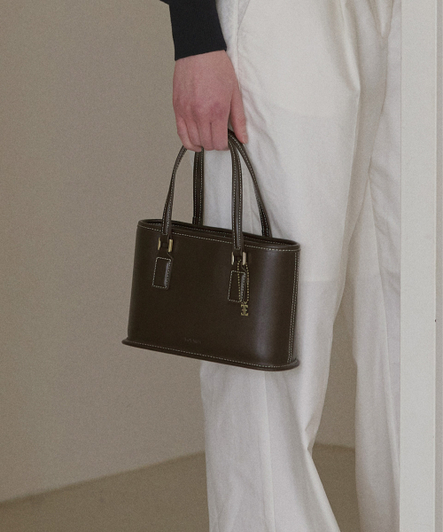 FOLNUA（フォルニュア）の「MINI BOROUGH BAG - STITCH [4COLOR]（トートバッグ・レディース・ブラック/ブラウン/キャメル・FREE）」の5枚目の写真