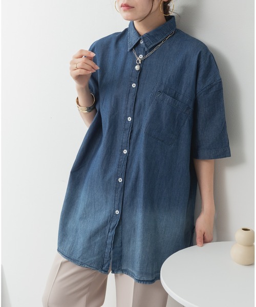 RCD(アールシーディー)の「オーバーサイズデニムシャツ(シャツ/ブラウス・レディース・ネイビー/ライトブルー/ワンウォッシュ・LL~3L/M-L)」の2枚目の写真