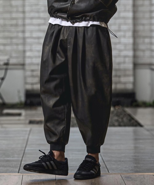 CAMBIO(カンビオ)の「mp15151- Vintage Finish Faux Leather Tuck Baloon Pants タックバルーンパンツ(MIU-262-012)(その他パンツ・メンズ・ブラウン/ブラック・M/S/L)」の3枚目の写真