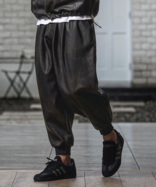 CAMBIO(カンビオ)の「mp15151- Vintage Finish Faux Leather Tuck Baloon Pants タックバルーンパンツ(MIU-262-012)(その他パンツ・メンズ・ブラウン/ブラック・M/S/L)」の4枚目の写真