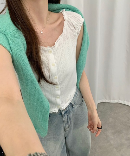 Chiina(チーナ)の「【Chiina】フリルリブボタンノースリーブトップス(Tシャツ/カットソー・レディース・ホワイト/グレー/ブラック・FREE)」の7枚目の写真