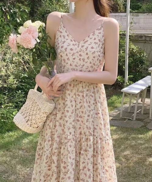 FINEnough(ファインナフ)の「小花柄ティアードキャミワンピース(ワンピース・レディース・レッド/ブラック/ホワイト・FREE)」の2枚目の写真