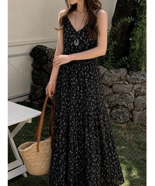 FINEnough(ファインナフ)の「小花柄ティアードキャミワンピース(ワンピース・レディース・レッド/ブラック/ホワイト・FREE)」の1枚目の写真