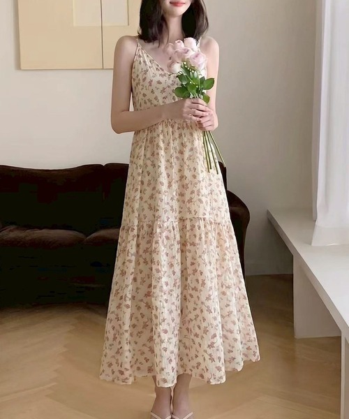 FINEnough(ファインナフ)の「小花柄ティアードキャミワンピース(ワンピース・レディース・レッド/ブラック/ホワイト・FREE)」の7枚目の写真