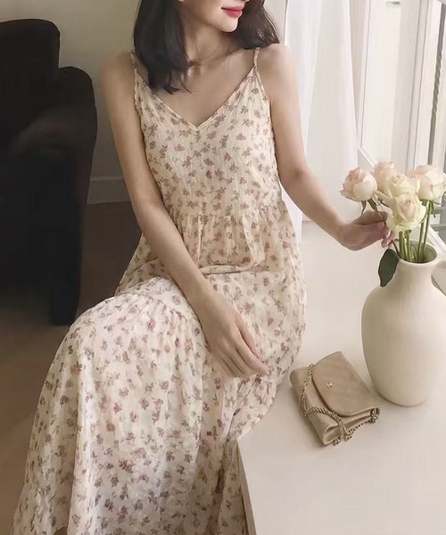 FINEnough(ファインナフ)の「小花柄ティアードキャミワンピース(ワンピース・レディース・レッド/ブラック/ホワイト・FREE)」の8枚目の写真